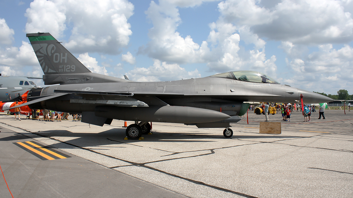 Full size: USAF - United States Air Force F-16 89-2129 at Willow Run Airport